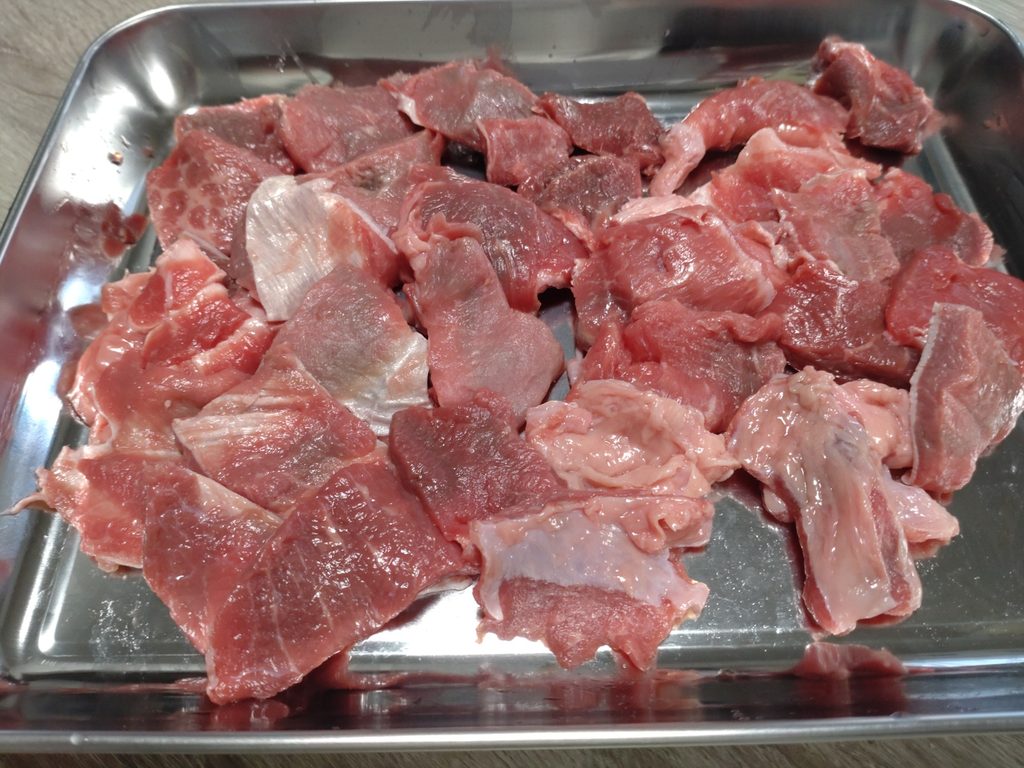 生の牛筋を切ったところ