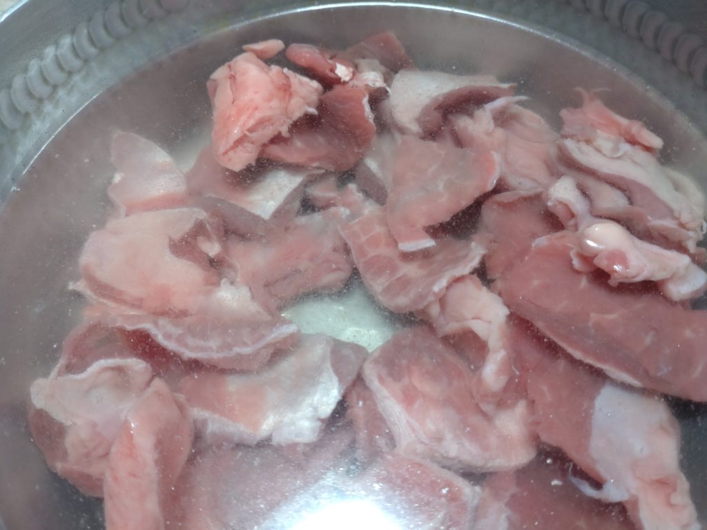 水に脂が浮く牛すじ