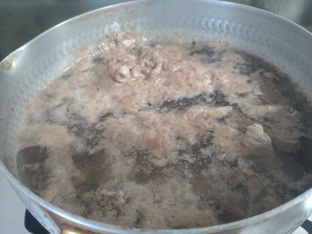 牛すじの灰汁