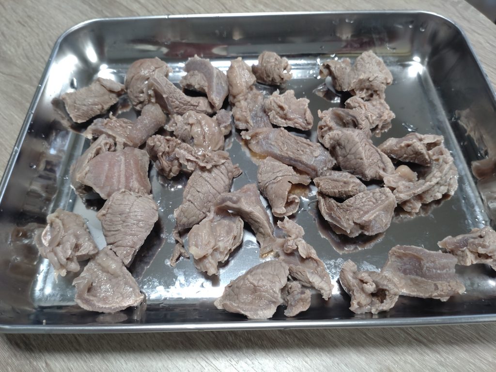 切った牛すじを茹でたら縮んだ