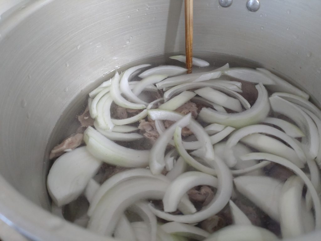 圧力鍋に牛すじと玉ねぎ