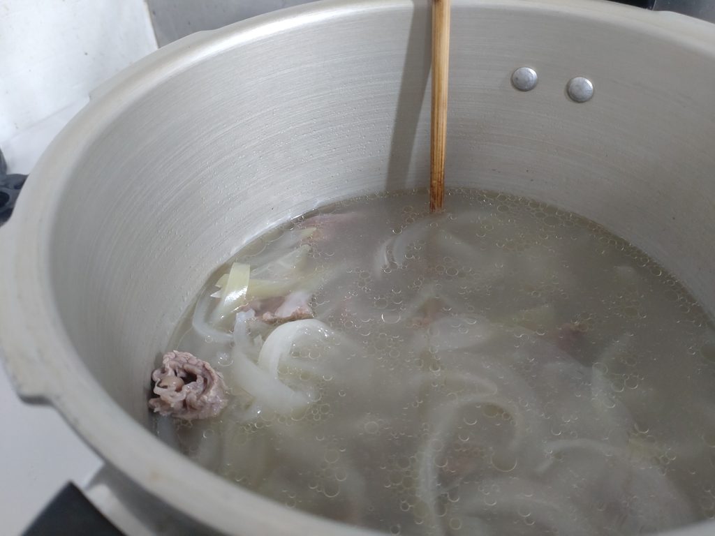 圧力をかけた後の牛すじと玉ねぎ