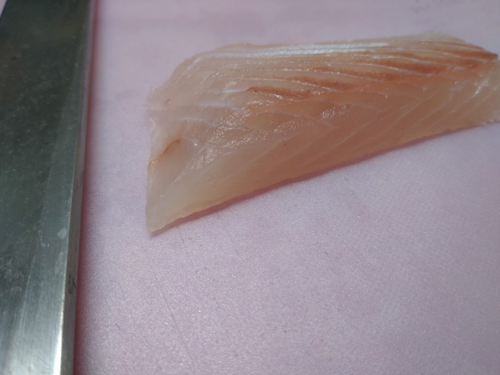 刺身の柵をそぎ切りにする