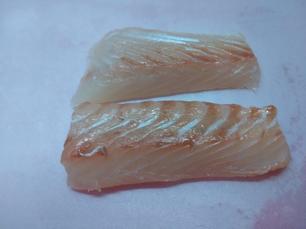 刺身の柵を半分に切る