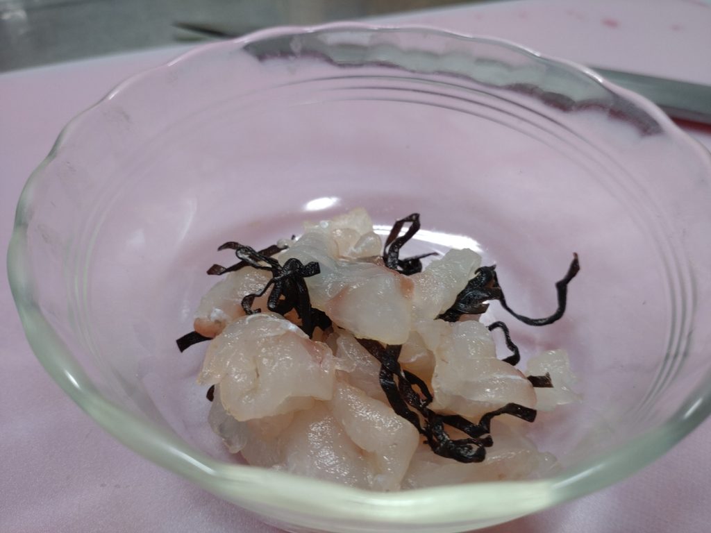 刺身に塩昆布を和える