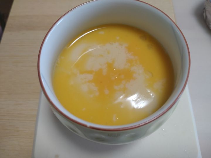 茶碗蒸しにたまご投入
